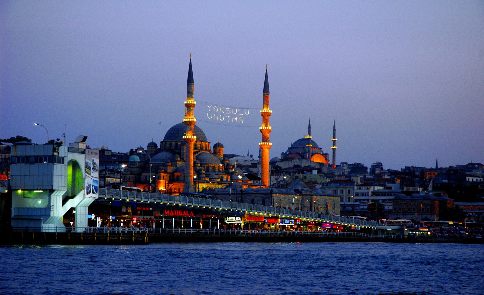 De Gouden Hoorn in Istanbul in het avondlicht