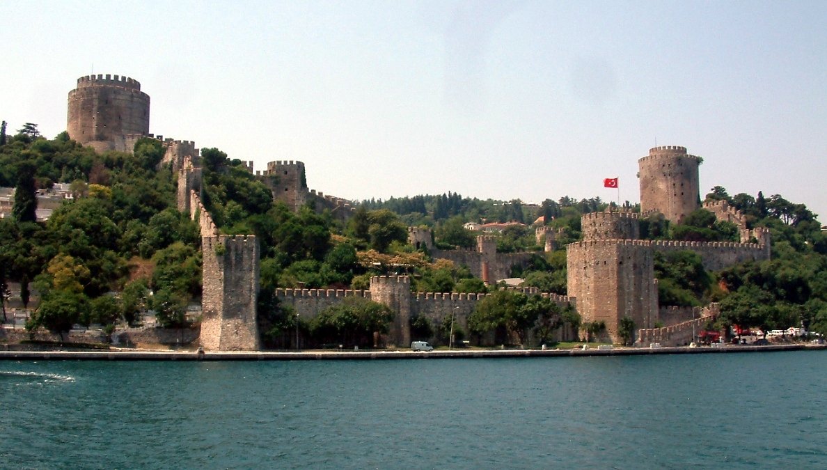 Vestingmuren van Rumeli Hisari lopen steil omlaag naar de Bosporus