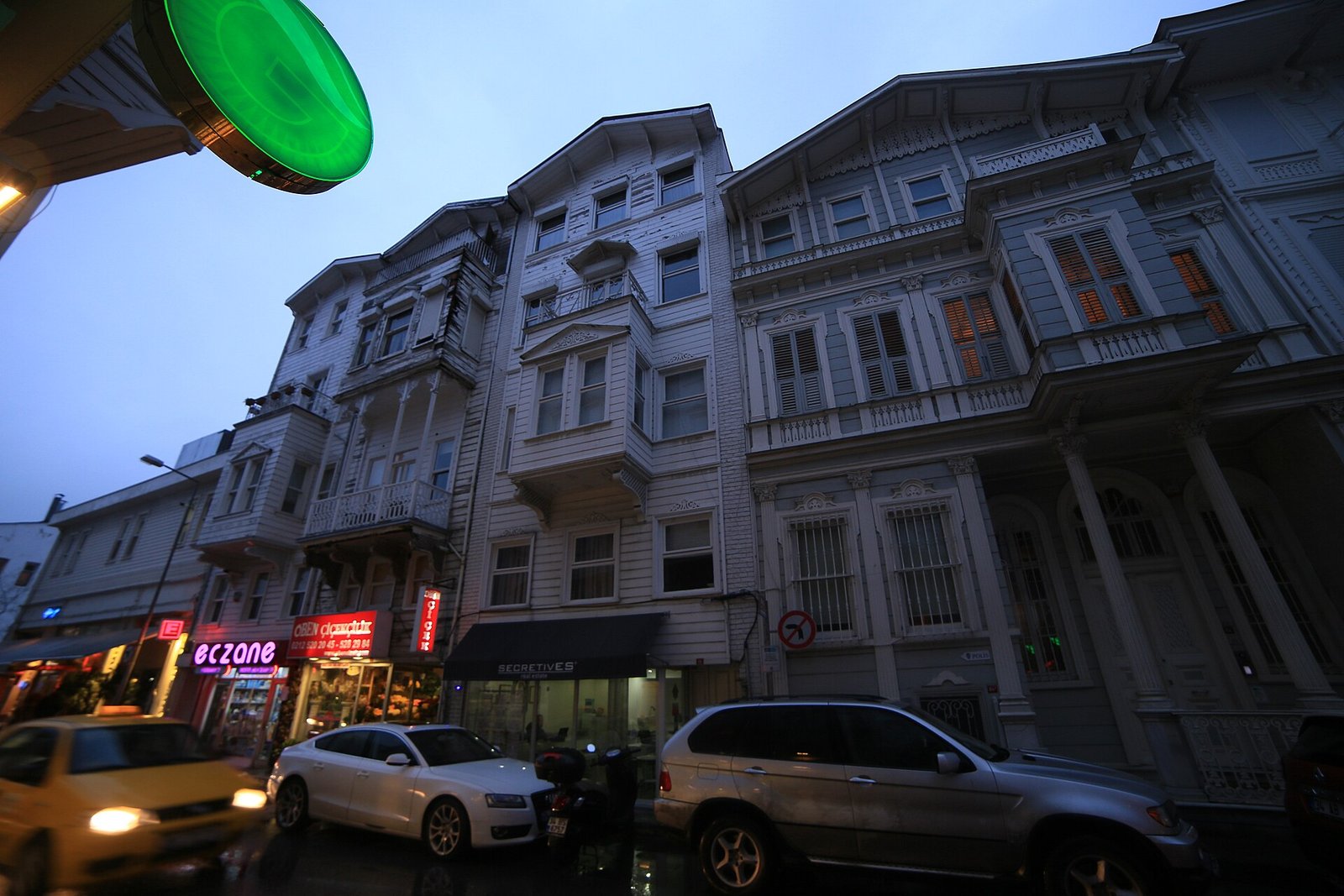 Houten yali-huizen aan het water in het dorp Arnavutkoy bij Istanbul