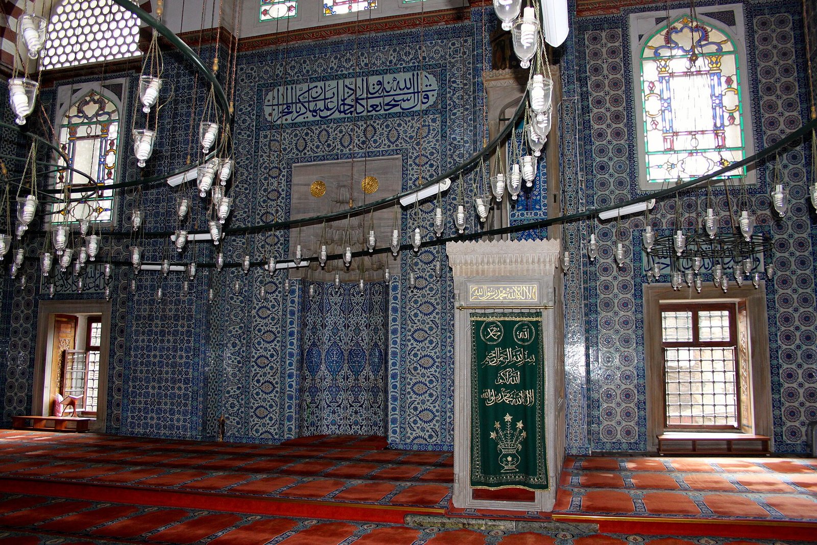 Gebedsruimte van de Rustem Pasha Moskee met blauwe Iznik-tegels