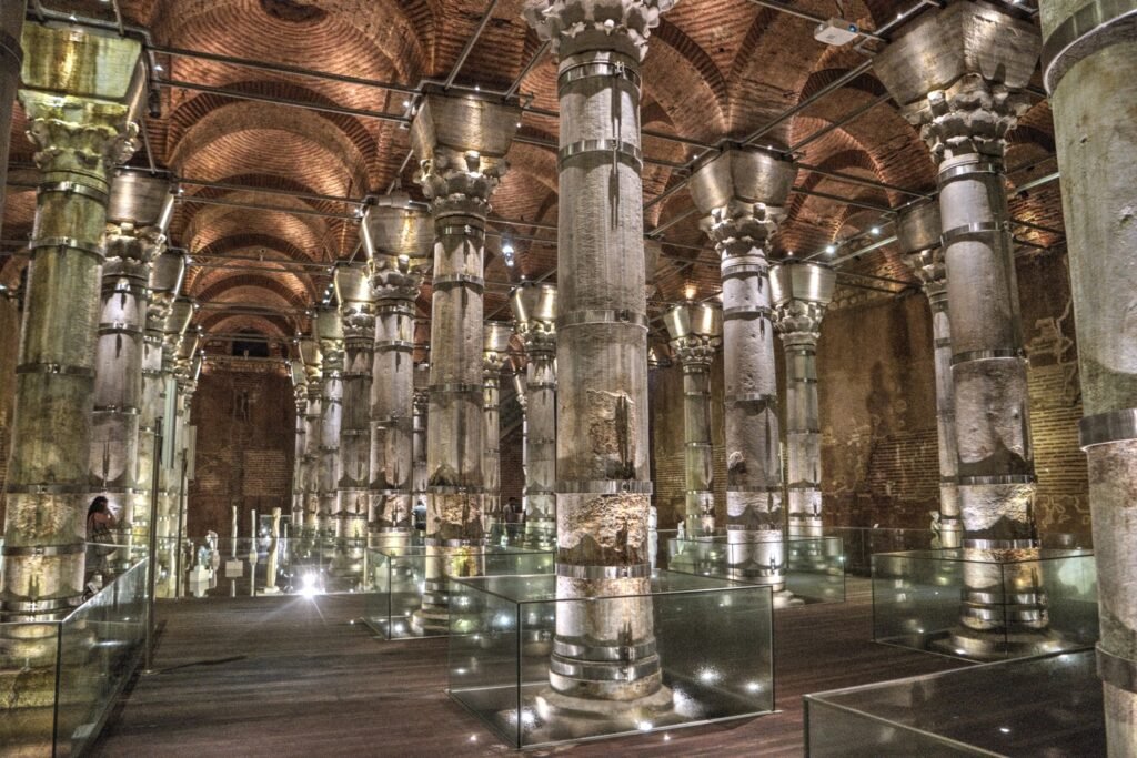 Verlichte zuilen en bakstenen gewelven in een ondergrondse Byzantijnse cisterne