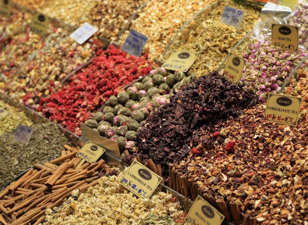 Overdekte bazaargang met winkeltjes en beschilderde gewelfde plafonds in Istanbul