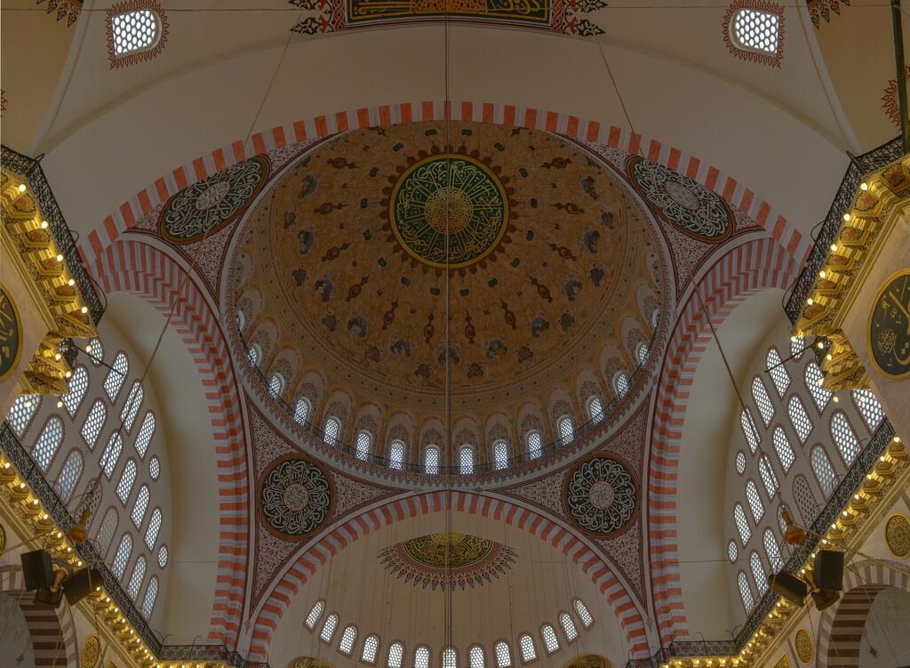 Koepels en vier minaretten van de Suleymaniye-moskee boven Istanbul