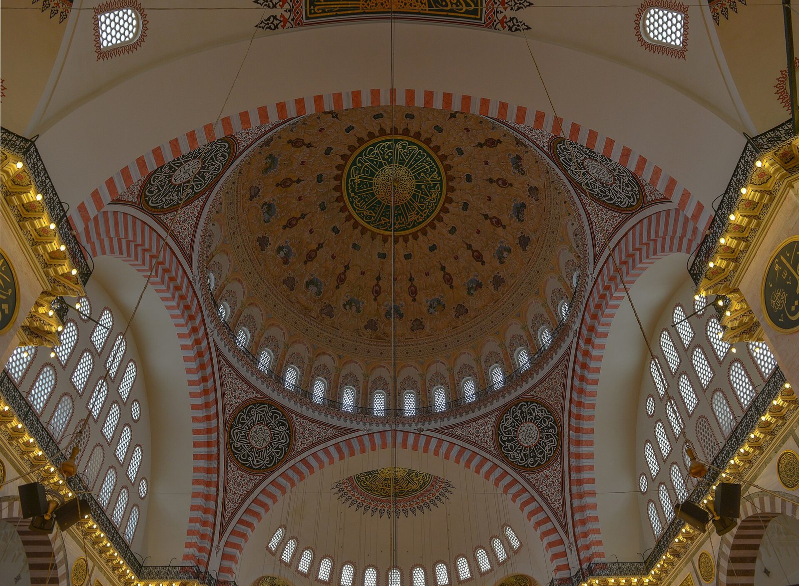 Koepels en vier minaretten van de Suleymaniye-moskee boven Istanbul