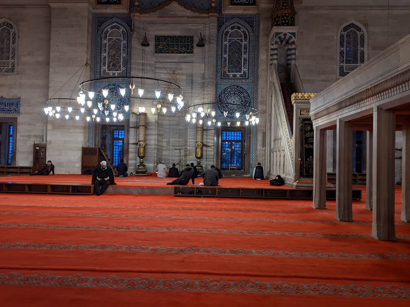 Lichte gebedsruimte met tapijten onder de hoofdkoepel van de Suleymaniye