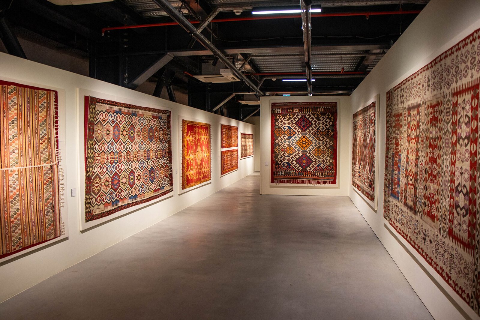 Een stapel kelims in verschillende kleuren en patronen
