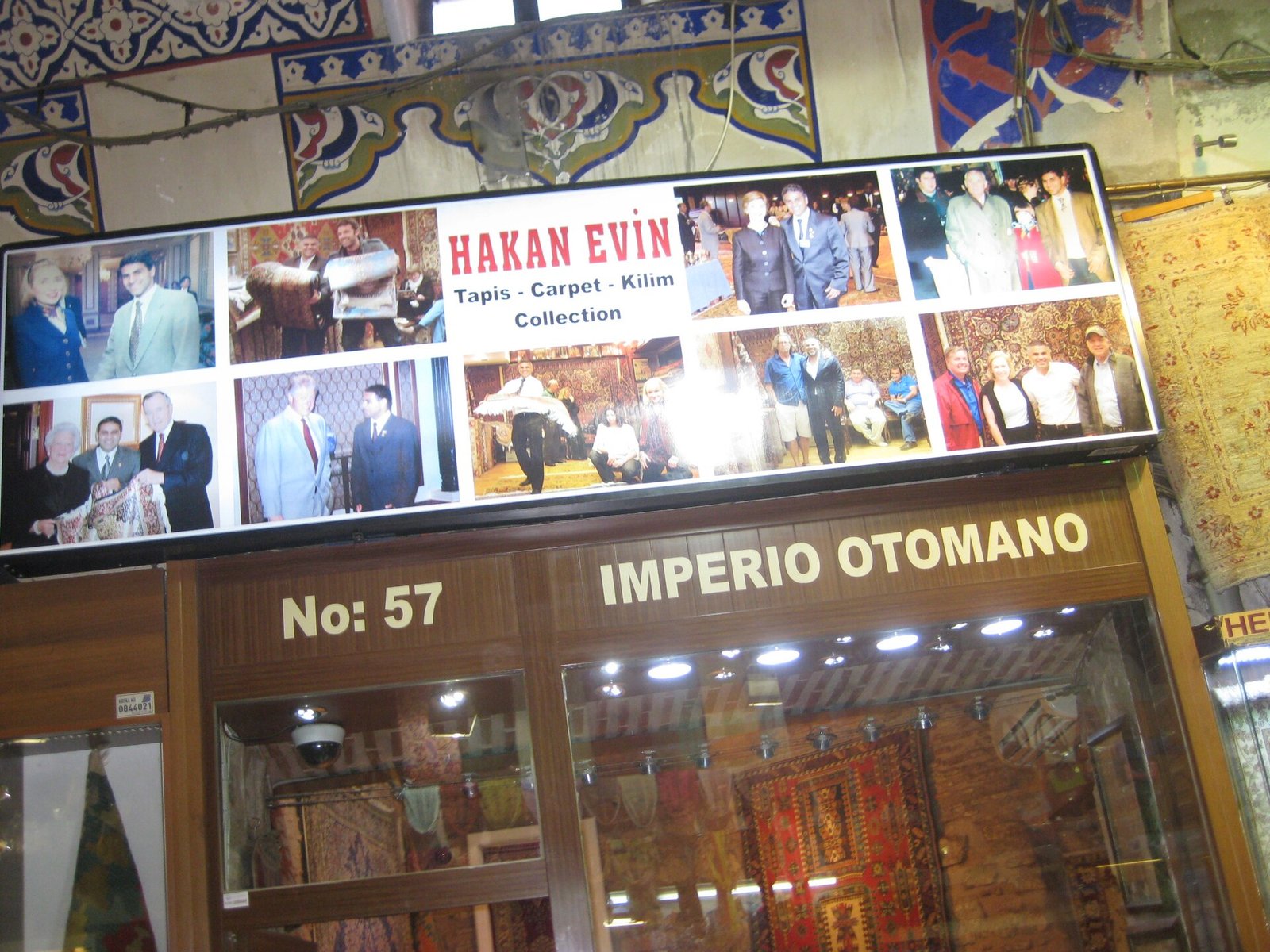 Het interieur van een tapijtwinkel in Istanbul met stapels tapijt