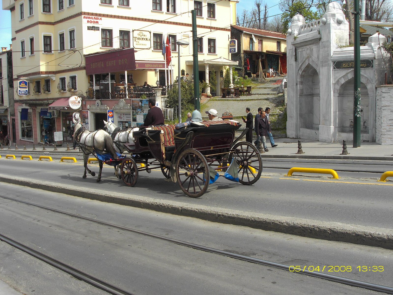 Taximeter op het dashboard telt het tarief tijdens een rit in Istanbul