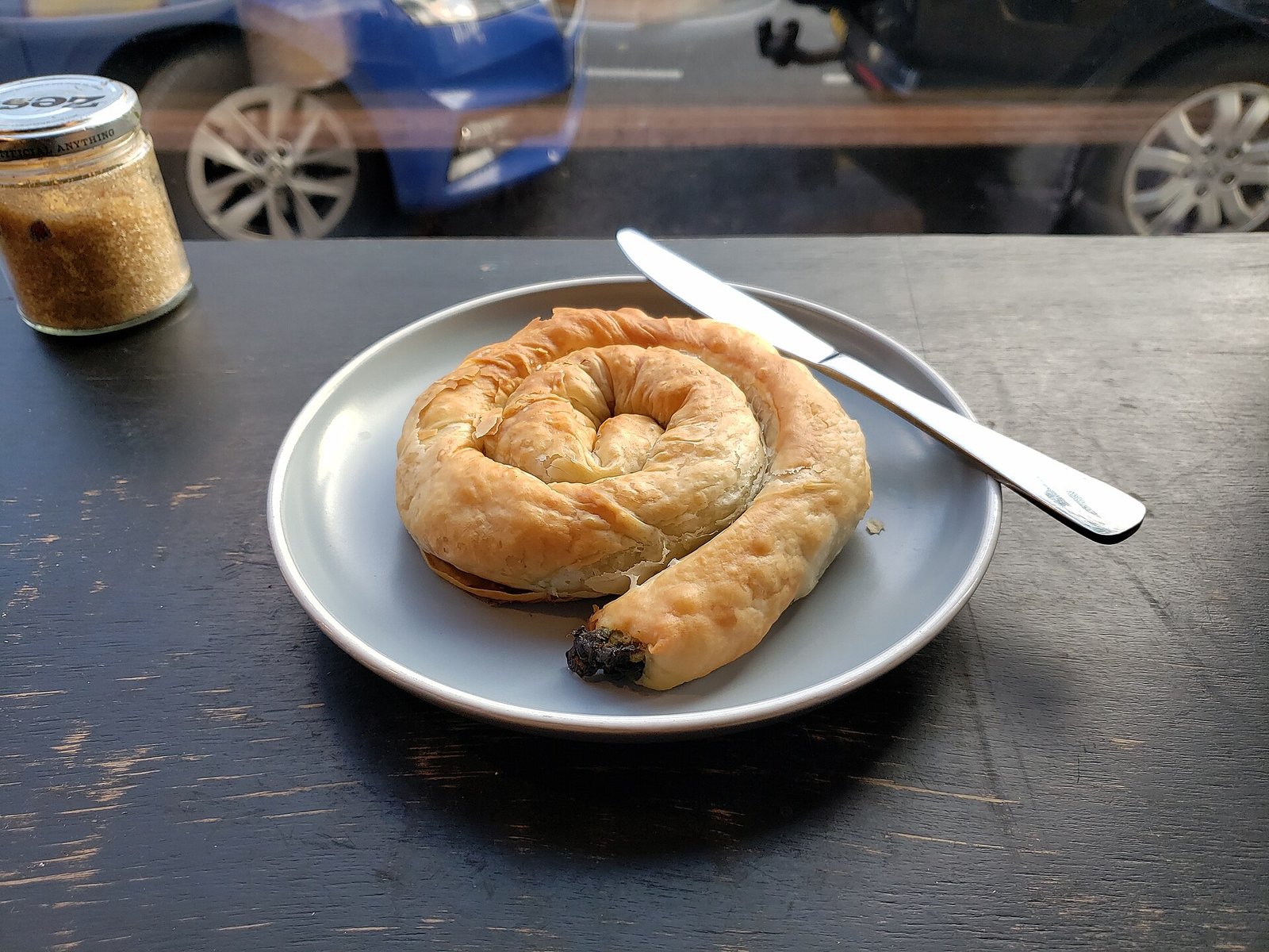 Borek, het bladerdeeggerecht met kaas of gehakt dat bij het ontbijt hoort
