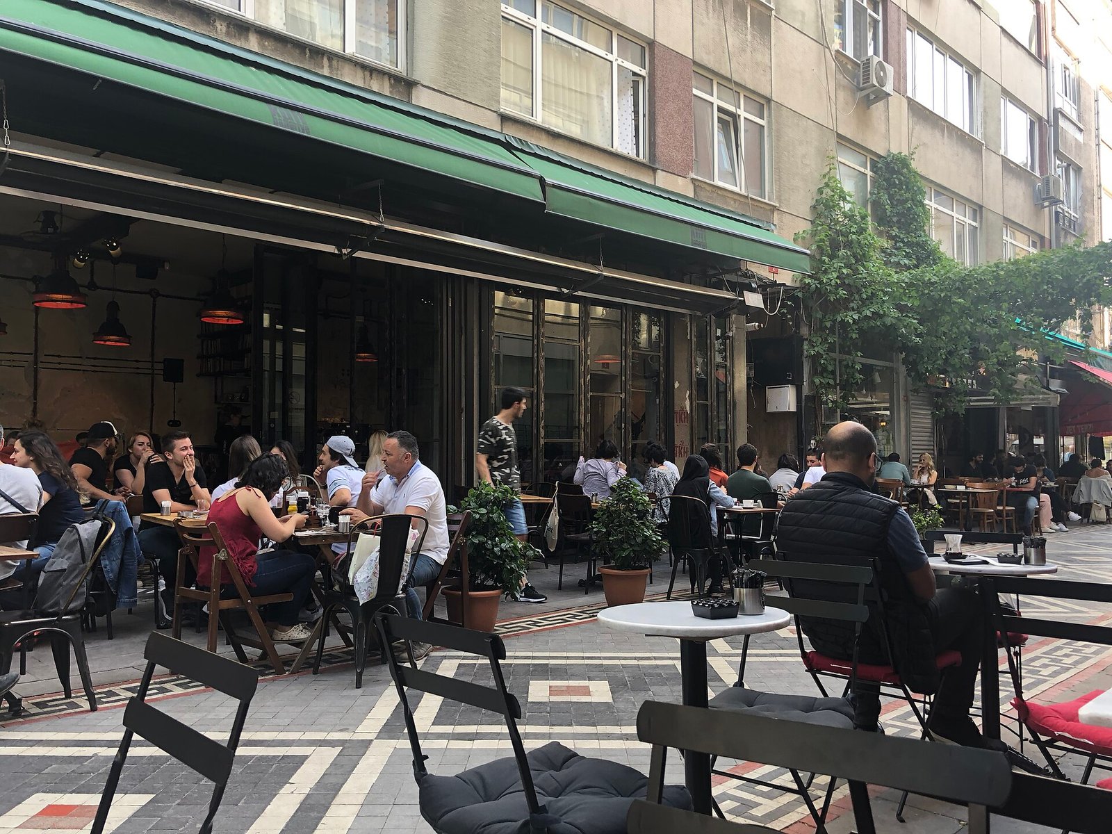 Een straat met terrassen in Kadikoy, aan de Aziatische kant van Istanbul