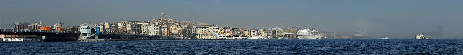 Panorama over de stad en het water bij zonsondergang in Istanbul