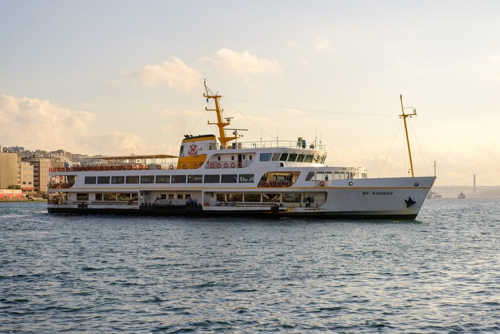Witte lijnveerboot vaart over het water langs de kust van Istanbul
