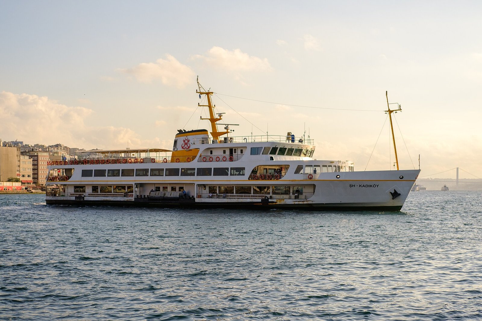 Witte lijnveerboot vaart over het water langs de kust van Istanbul
