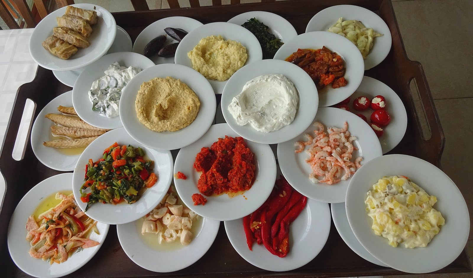 Verschillende meze-schaaltjes op een tafel in een meyhane