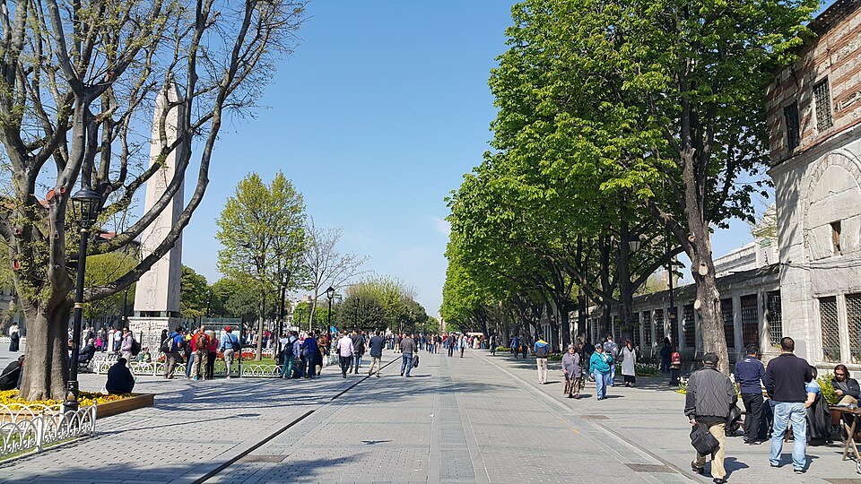 Het Sultanahmetplein met de Blauwe Moskee
