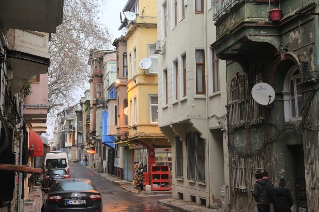 Gekleurde huizen in de wijk Balat in Istanbul
