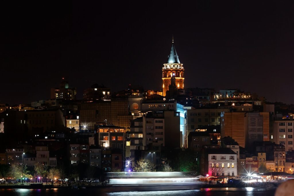 De Galatatoren boven de wijk Karakoy in Istanbul